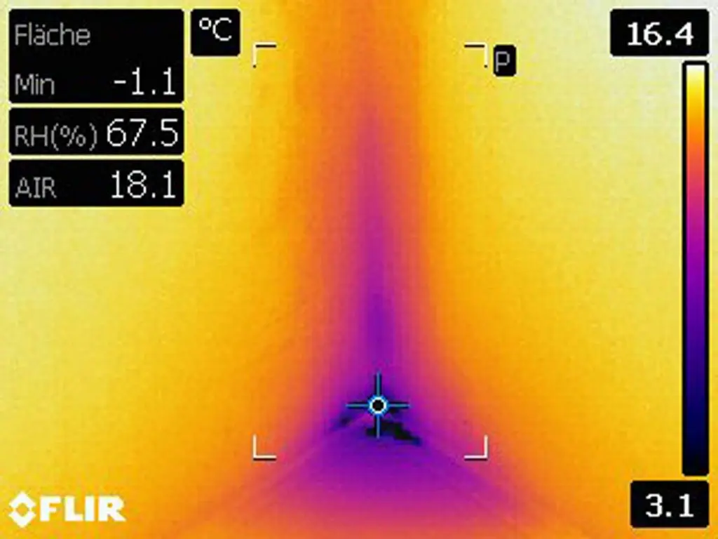 SHL Wärmetechnik: Wärmebildaufnahme einer kalten Stelle unten in einer Raum Ecke.