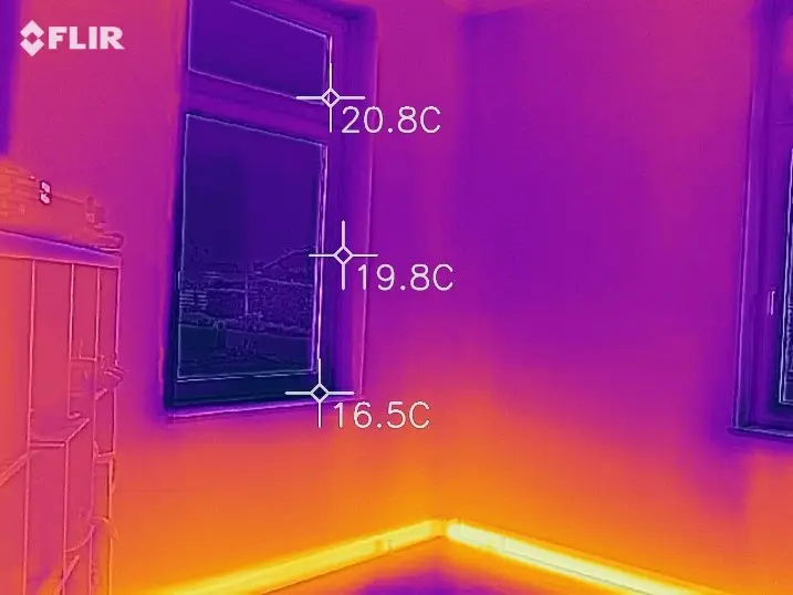 SHL-Wärmetechnik: Wärmebildaufnahme einer Sockelheizleiste