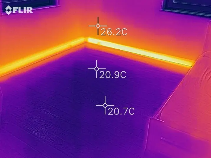 SHL-Wärmetechnik: Wärmebildaufnahme einer Sockelleistenheizung.