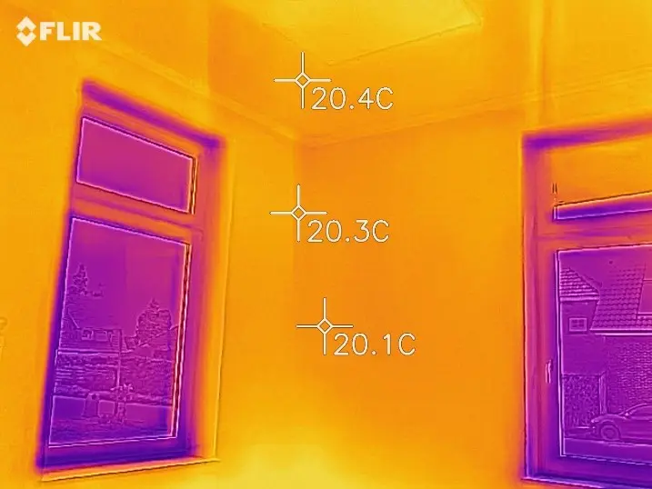 SHL-Wärmetechnik: Wärmebildaufnahme eines Raumes, der mit einer Sockelheizleiste beheizt wird. Man sieht, daß die Wandflächen und auch die Decke des Raumes gleichmäßig warm sind. 